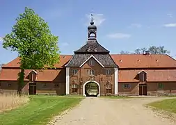 Das Torhaus vom Hof aus gesehen