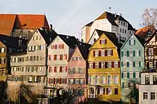 Farbenfrohe Fassaden am Neckarufer der alten Universitätsstadt Tübingen