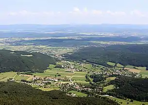 Blick von der Hohen Wand, am unteren Bildrand die Ortsteile Oberhöflein und dahinter Unterhöflein