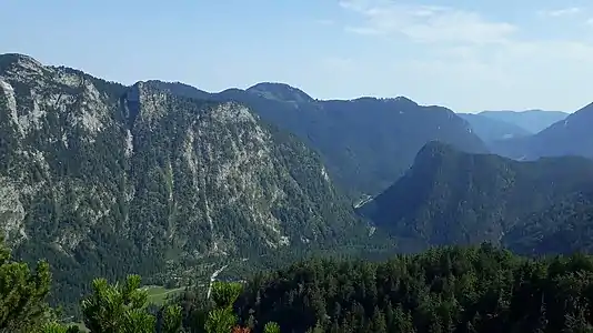 Aussicht nach Nordnordost hinunter zum Förchensee, Hochkienberg (links) und Seekopf (rechts). Dahinter Eisenberg und Unternberg.