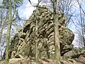 Die Hohenstein-Klippe markiert den südöstlichen Verlauf des Baryt-Quarz-Gangs auf der anderen Seite des Lautertals.