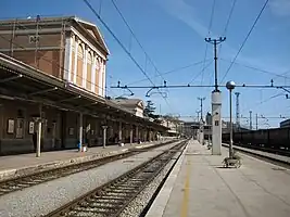 Empfangsgebäude und Bahnsteig 2