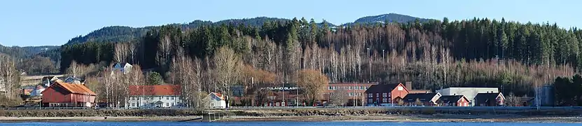 Panoramaaufnahme der Glashütte am Südufer des Randsfjordsees