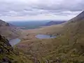 Hags Glen vom oberen Ende der Devil’s Ladder, rechts Lough Callee, links Lough Gouragh