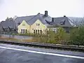 Bahnsteigseite mit Blick auf das Empfangsgebäude von Süd-Westen (Oktober 2009)