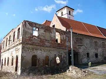 Ehemalige Schlossgebäude in sehr unterschiedlicher Erhaltung