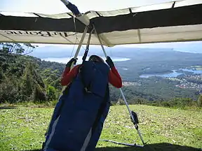 Ein Drachenflieger macht sich für den Start von North Brother Mountain fertig.