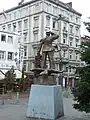 Die Bronzestatue mit Blick zur Reeperbahn