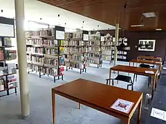 Bücherregale mit Lesetischen