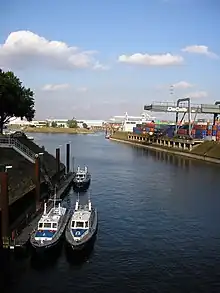 Die Duisburg-Ruhrorter Häfen sind mindestens der größte Binnenhafen Europas: Einfahrt in den Süd- und ehemaligen Nordhafen (September 2006)