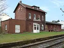 Während die Giebelseite des 1900 ursprünglich ohne die erst nachträglich ergänzte Wartehalle errichteten Bahnhofgebäudes im ostwestfälischen Harsewinkel weitgehend noch fensterlos ausgeführt worden ist …