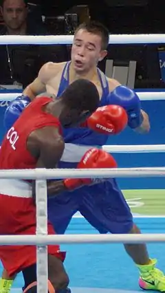 Olympiasieger Hasanboy Doʻsmatov (blau) im Finale gegen den Kolumbianer Yuberjen Martínez