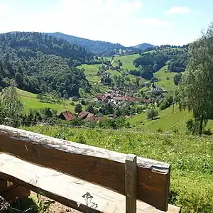 Blick auf Neuenweg vom Wanderparkplatz unterhalb der Passhöhe