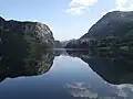 Spiegelungen der Berge im Haukalivatnet im Morgenlicht. Der Haukalivatnet befindet sich südlich des Lysefjords etwa 2 km hinter dem Landa-Museum.