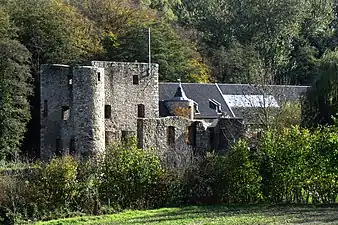 Der Amstelbach versorgt die Wassergräben der Burgruine Haus Heyden mit Wasser