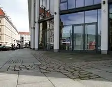 Der Grundriss der abgerissenen Sophienkirche am Haus am Zwinger in Dresden ist als Pflaster aus Meißner Granit nachgebildet.