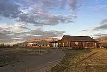 Haus bei Sonnenuntergang in der padagonischen Stadt Puerto Natales