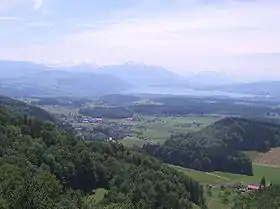 Blick vom Aussichtsturm Hochwacht (Albis)über den Ortsteil Heisch undHausen (Bildmitte) zum Zugersee