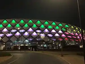 Die beleuchtete Fassade des Hazza Bin Zayed Stadium im Dezember 2014