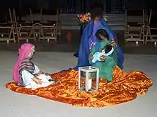 Weihnachtskrippe mit Egli-Figuren und dem Licht aus Betlehem im Jahr 2011 in der Heilig-Kreuz-Kirche des Heilig-Kreuz - Zentrums für christliche Meditation und Spiritualität des Bistums Limburg in Frankfurt-Bornheim