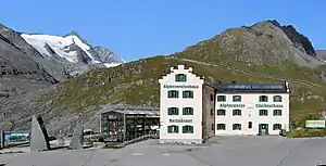 Glocknerhaus mit Franz-Josefs-Straße zur Pasterze, hinten der Großglockner