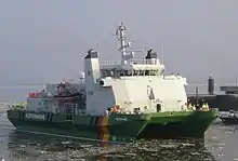 Der deutsche Zollkreuzer Helgoland (ein SWATH-Schiff) beim Einlaufen in den Hafen von Cuxhaven.