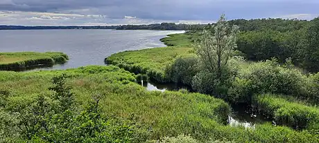 Blick von der Aussichtsplattform Hermann-Löns-Blick auf den Hemmeldorfer See und den Abfluss in die Aalbek