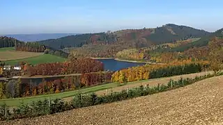 Blick vom Höhenrücken Auf der Breite auf die Hennetalsperre