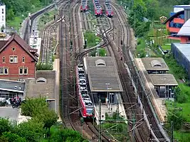 Bahnhof Herrenberg: Das Stumpfgleis der Ammertalbahn links teilweise durch das Empfangsgebäude verdeckt