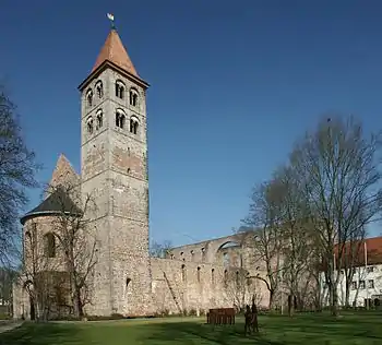 Ansicht von Südwesten: Westwerk mit Glockenturm, dahinter Langhaus und Querschiff