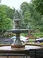 Brunnen auf dem Kaiser-Wilhelm-Platz mit Kaiser-Wilhelm-Denkmal im Hintergrund