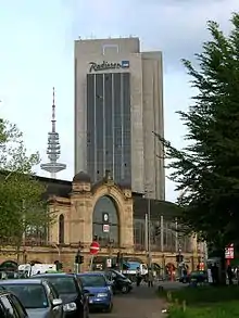 Im Hintergrund: Hotel und Heinrich-Hertz-Turm