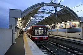 Triebzug der Baureihe 1000 im Bahnhof Hikuma