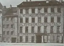 Das Hiltl-Haus an der Prannerstraße 4 war Münchens erstes Bürgerhaus im Stil des Frühklassizismus und war mit Reliefs von Franz Jakob Schwanthaler geschmückt. Der Nachfolgebau aus den 1970er Jahren wird derzeit ersetzt.