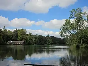 Blick von Süden, links das Bootshaus