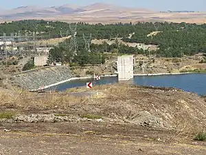 Blick auf die Hirfanlı-Talsperre