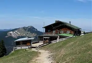 Hirschberghaus mit Fockenstein im Hintergrund