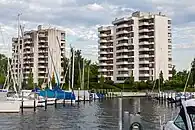 Ortsbildprägend: die beiden Hochhäuser am Bootshafen