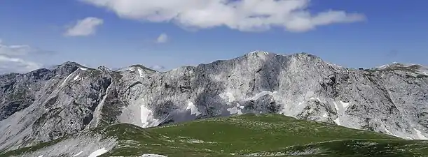 Blick vom Karlhochkogel nach Nordwesten über den Trawiessattel auf die Südwand des Hochschwab. Rechts unterhalb des Gipfels das Schiestlhaus, links G'hacktkogel und Zagelkogel