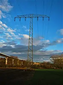 Einebenenmast in typischer Bauform der Neuen Bundesländer