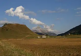 Blick über die Passhöhe nach Osten. Vorn links der 1751 m hohe Simmel, im Hintergrund der Biberkopf