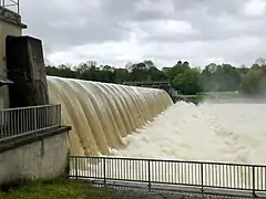 Überströmtes Kraftwerk bei Hochwasser