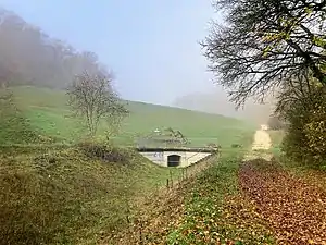 Hochwasserrückhaltebecken Orstel (2022), Grundablass Luftseite und Orstelgraben