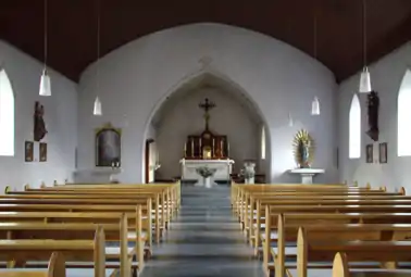 Innenansicht der katholischen Kirche mit Blick zum Altar