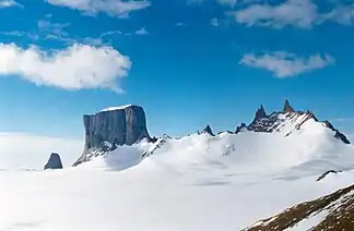 Das Nordwestende des Mühlig-Hofmann-Gebirges mit dem Hoggestabben (links) und dem Hochlinfjellet (rechts)