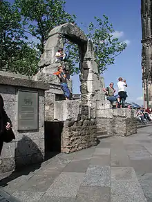 Fußgängertor am aktuellen, erhöhten Standort auf der Domplatte.