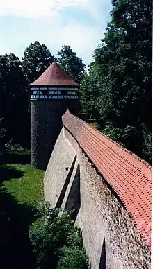 Turm und Befestigungsanlage der Burg Hohenberg an der Eger