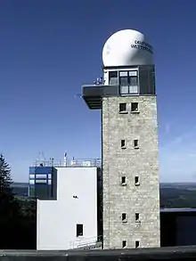 Der Turm des Meteorologisches Observatorium Hohenpeißenberg wurde aus Pollinger Kalktuff aufgemauert.