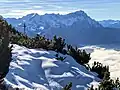 Gipfelkreuz und Blick zum Wetterstein