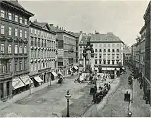 Der Hohe Markt Richtung Südosten um 1898, mit dem Vermählungsbrunnen; rechts im Hintergrund der Lichtensteg zur Rotenturmstraße